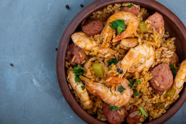 Jambalaya de comida local con camarones, gofres y salchichas ahumadas. Un plato de la cocina cajún. Vista superior. De cerca.