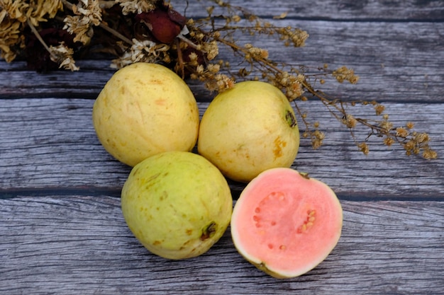 jambu biji. La guayaba roja es una planta tropical originaria de Brasil, extendida a Indo. Psidium guajava.