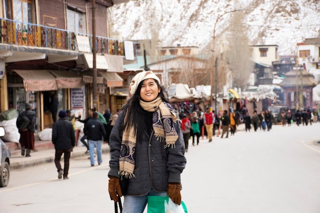 Jammu Kaschmir Indien 19. März Reisende thailändische Frauen besuchen und posieren Porträt für ein Foto auf der Straße im Hauptbasar von Leh im Dorf Leh Ladakh am 19. März 2019 in Jammu und Kaschmir Indien