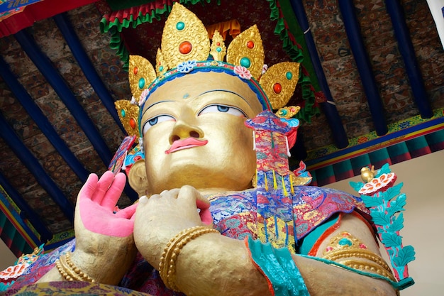 JAMMU KASHMIR INDIA 19 DE MARZO Maitreya Buddha en el Templo Tsemo Maitreya o el Monasterio Namgyal Tsemo para la gente que viaja visita respeto orando en Leh Ladakh el 19 de marzo de 2019 en Jammu Kashmir India