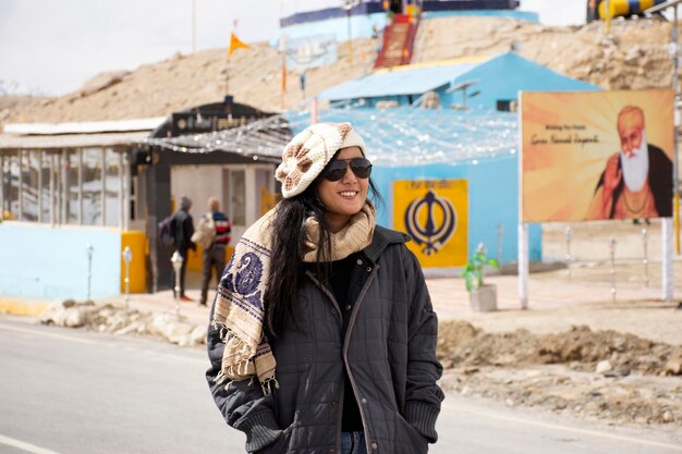 JAMMU KASHMIR INDIA 20 DE MARZO Los viajeros mujer tailandesa visitan y posan para tomar una foto en Gurudwara Pathar Sahib en la autopista Srinagar en Leh Ladakh el 20 de marzo de 2019 en Jammu y Cachemira India