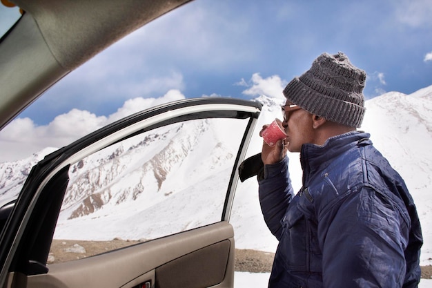 JAMMU KASHMIR INDIA 21 DE MARZO El conductor indio o tibetano descansa y bebe té caliente en la cima de la montaña en Khardung La Road, va al valle de nubra en Leh Ladakh el 21 de marzo de 2019 en Jammu y Cachemira India