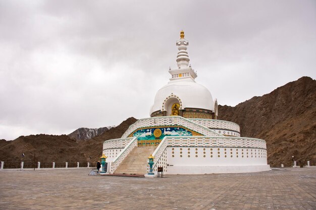 JAMMU KASHMIR INDIEN 20. MÄRZ Shanti Stupa auf einem Hügel in Chanspa für Tibeter und Reisende aus dem Ausland besuchen und respektieren das Gebet in Leh Ladakh am 20. März 2019 in Jammu und Kaschmir Indien