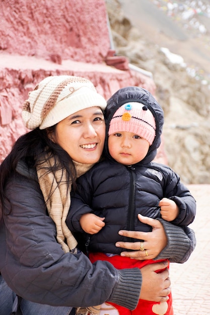 JAMMU KASHMIR INDIEN 20. MÄRZ Tibeter pilgern Familienangehörige im Kloster Thiksey und Namgyal Tsemo Gompa im Tibetzeremoniefestival in Leh Ladakh am 20. März 2019 in Jammu und Kaschmir Indien