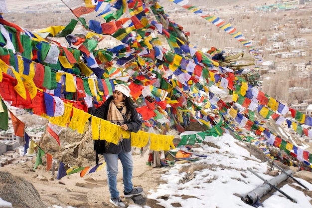 JAMMU KASHMIR ÍNDIA 20 DE MARÇO Mulheres tailandesas viajantes amarraram bandeiras de oração e bênção no monte do mosteiro Thiksey e Namgyal Tsemo Gompa em Leh ladakh em 20 de março de 2019 em Jammu e Caxemira Índia