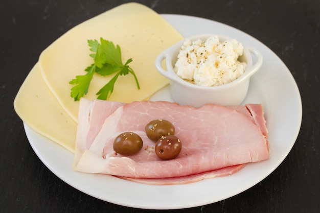 Jamón con aceitunas, queso y requesón