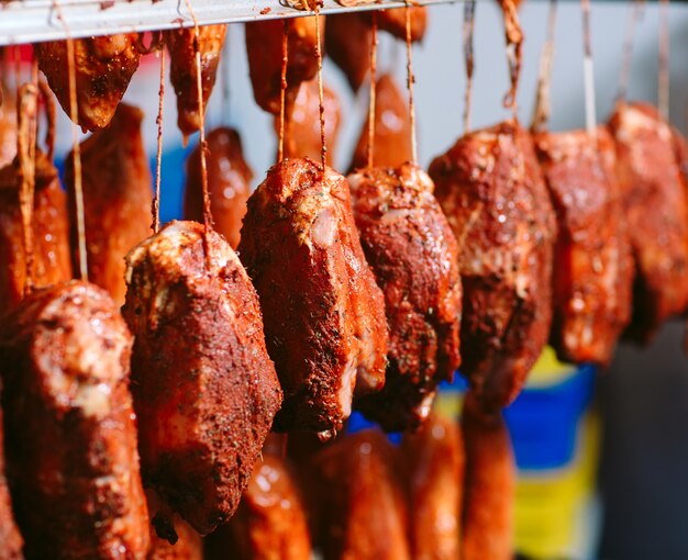 Foto jamón ahumado en el horno, producción de salchichas en la fábrica.