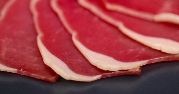 jamón de cerdo en rodajas delgadas de un filete para servir en una mesa festiva