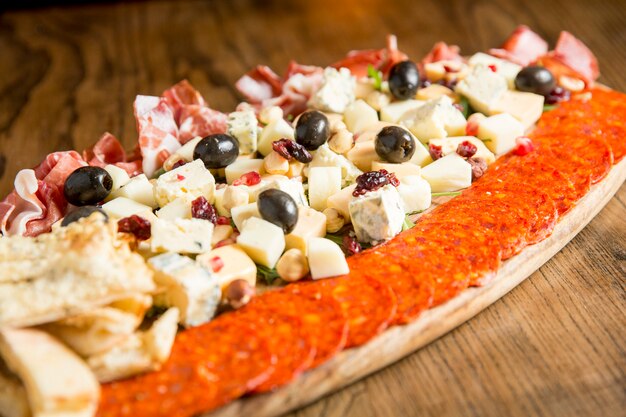 Jamón, chorizo italiano picante y queso con nueces y frutas candidatas