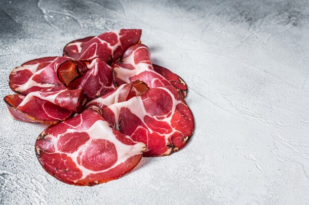 Jamón Coppa en la mesa de la cocina.