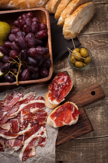 Jamon Iberico mit Weißbrot.