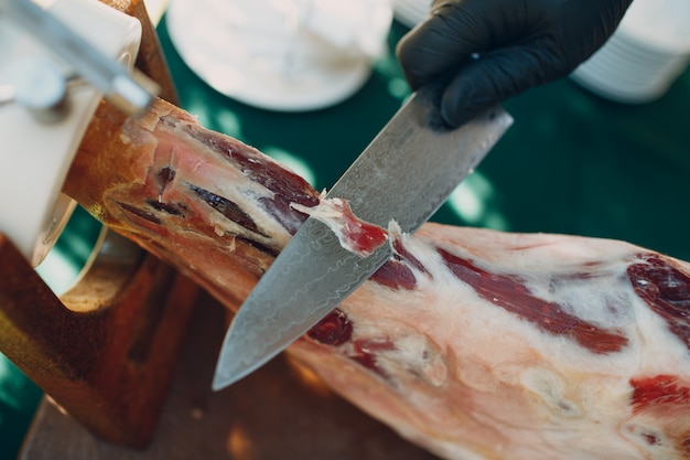 Jamon in Scheiben schneiden, Messer hautnah