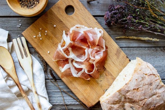 Jamón de jamón y pan sobre madera