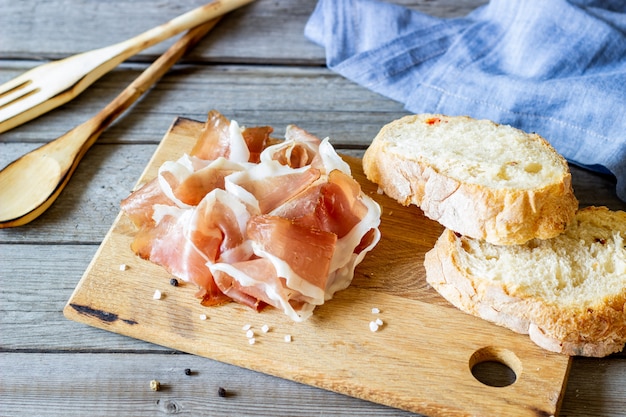 Jamón de jamón y pan sobre madera