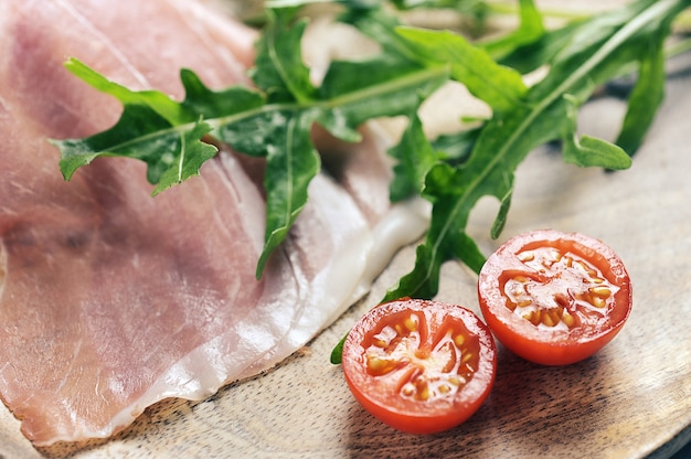 Jamón de Parma, tomates cherry y rúcula