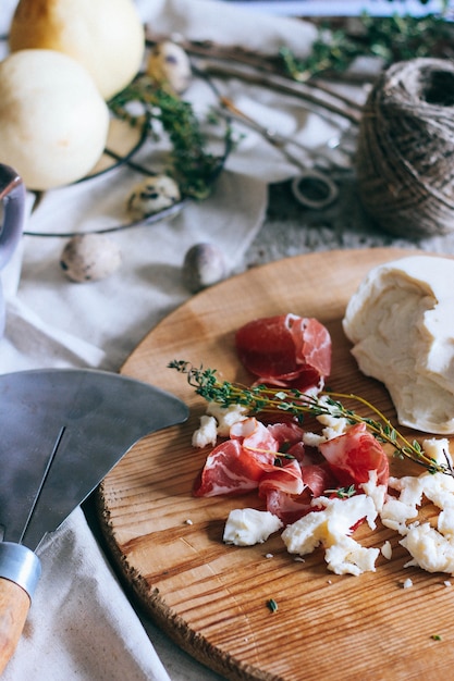 Jamon y queso en una tabla de madera