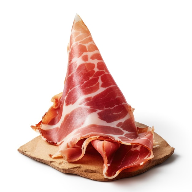 Jamón en rodajas sobre un fondo blanco.