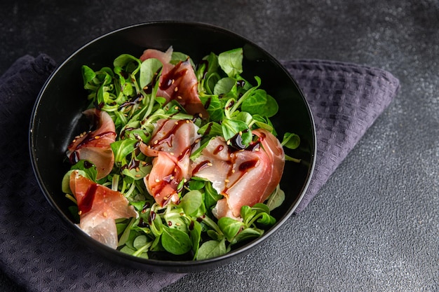 jamon salat gealtertes fleisch frisch gesunde mahlzeit essen snack auf dem tisch kopierraum essen hintergrund rustikal