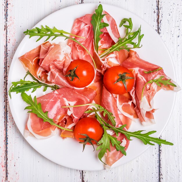 Jamón Serrano con rúcula y tomates cherry