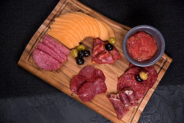 Jamón serrano, salami, jamón, aceitunas y melón