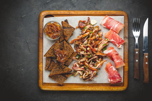 Jamon surtido y tocino en una mesa de madera