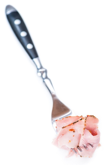 Foto jamón en un tenedor aislado en blanco