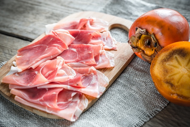 Jamonscheiben auf dem Holzbrett