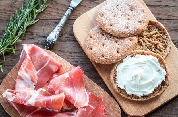 Jamonscheiben und Sandwich mit Frischkäse