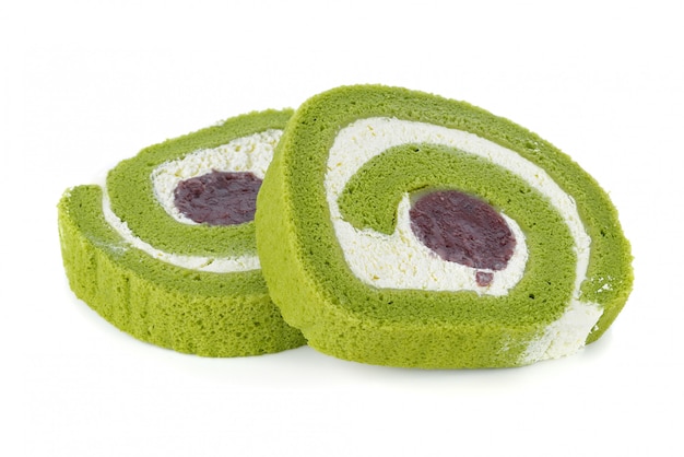 Jamswurzel-Rollenkuchen Matcha-grünen Tees lokalisiert auf weißem Hintergrund