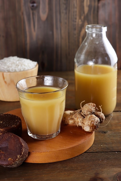 Jamu beras kencur es una bebida herbal tradicional indonesia hecha de jengibre aromático y arroz crudo