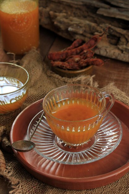 Jamu Kunyit Asam, bebida tónica de hierbas tradicional de Indonesia. Hecho de cúrcuma, tamarindo y azúcar de palma. Por lo general, se sirve para impulsar el sistema inmunológico