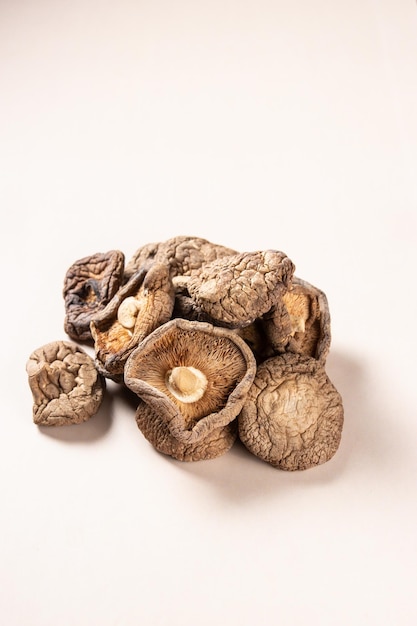 Jamur Shitake Kering oder trockener Shitake-Pilz, auch bekannt als Hioko-Pilz. Lentinula Edodes.
