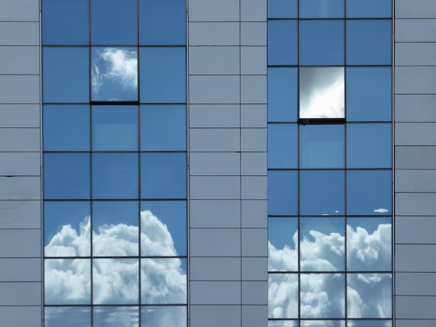 Janela aberta em um edifício de vidro moderno com nuvens e reflexo do céu