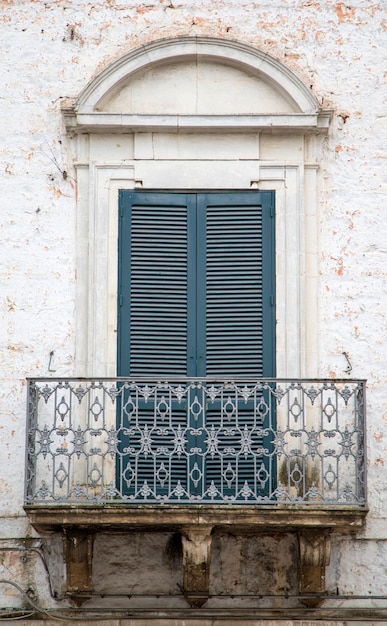 Foto janela antiga de bari, itália