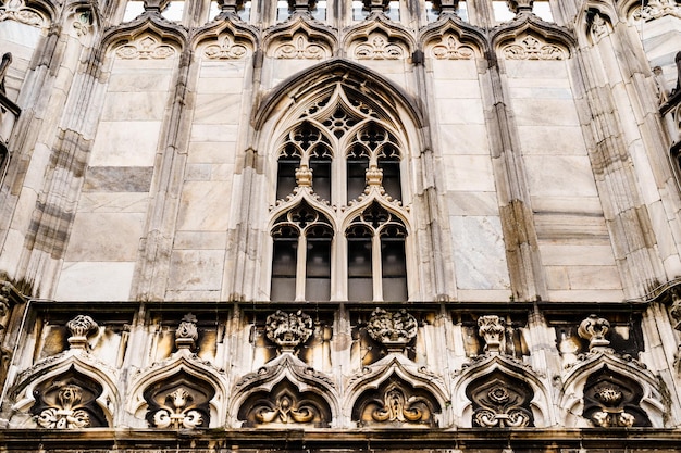 Foto janela arqueada com moldura de mármore na fachada do duomo italia milão