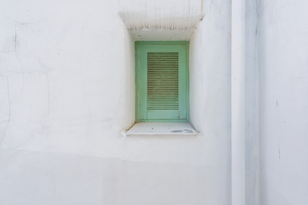 Janela azul na parede branca mediterrânea de Maiorca