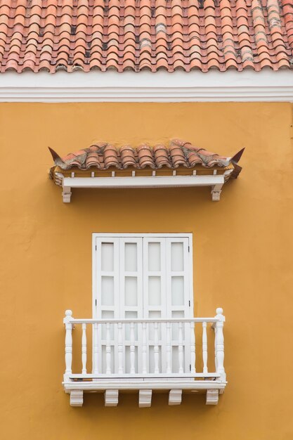 Foto janela colonial latino-americana típica em cartagena, colômbia