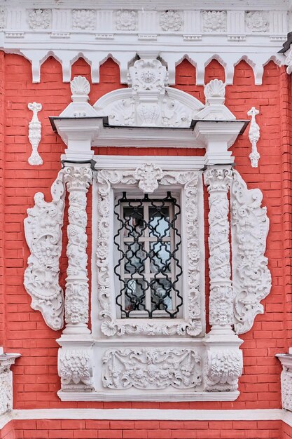 Foto janela da igreja de stroganov, nizhny novgorod, decorada com estuque de plantas, reminiscente do jardim do éden