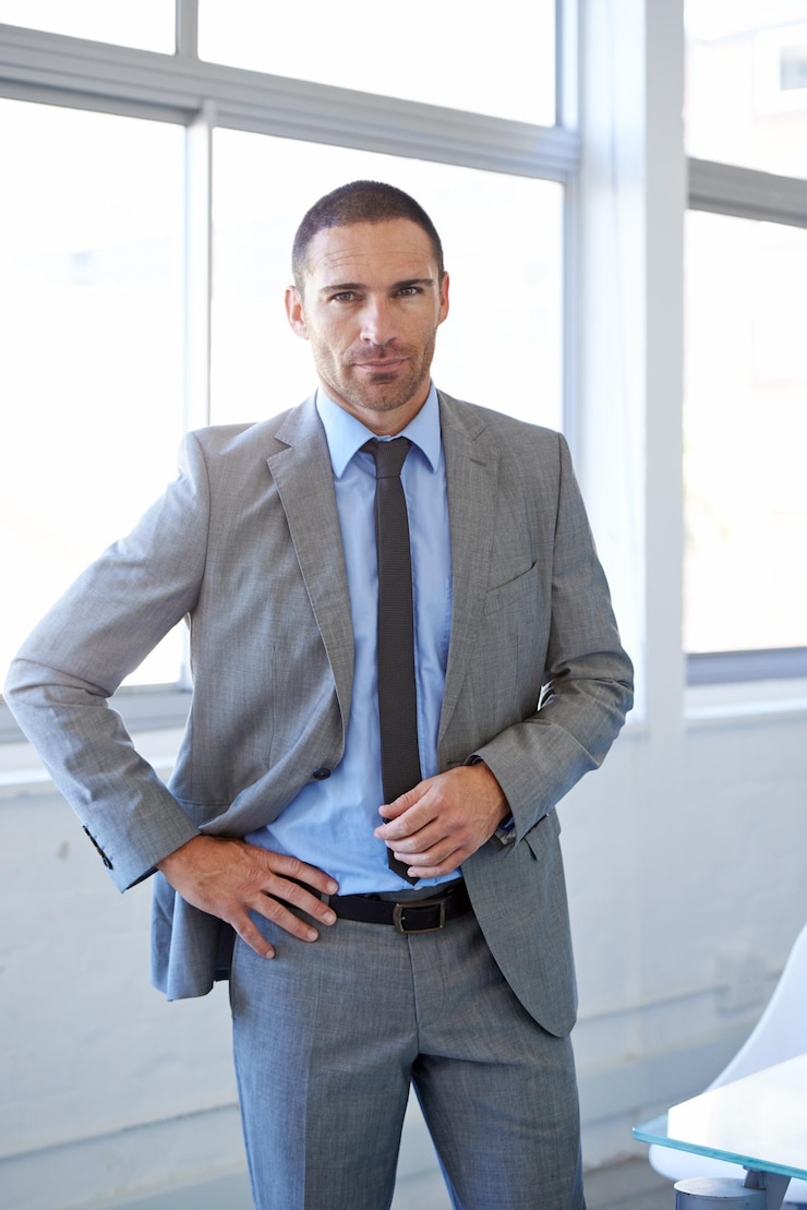 Foto janela de escritório e retrato de homem com confiança em sala de conferências para negócios com corretor imobiliário em londres empresário profissional e especialista em imóveis ou desenvolvimento em propriedades corporativas