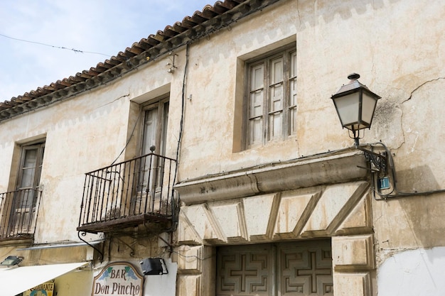 Janela de ferro velha com bordas de madeira em uma rua espanhola. Arquitetura tradicional na Espanha