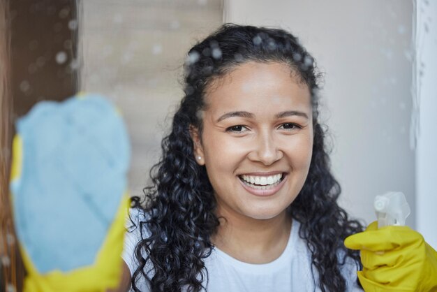 Janela de limpeza e spray com retrato de mulher com pano de tecido para higiene e desinfecção de bactérias Germes de poeira e solução química com limpador de menina e vidro com produto para limpeza