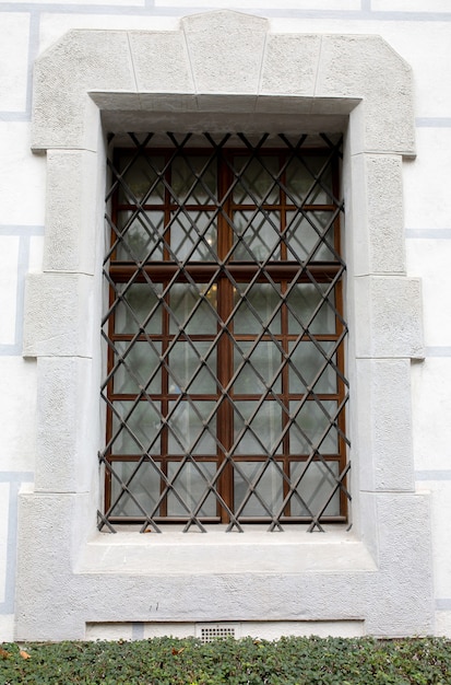 Janela de madeira com barras de metal