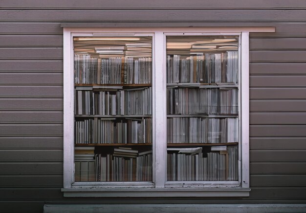 janela de madeira velha com livros na cidade