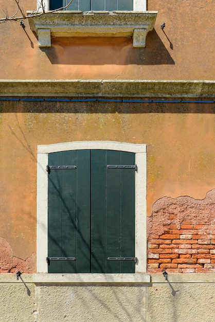 Janela de madeira velha em uma casa na ilha de burano