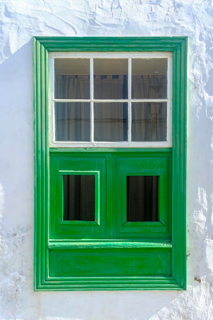 Foto janela de madeira verde rústica no fundo branco