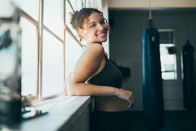 Janela de retrato e mulher com sorriso fitness e treino para estilo de vida saudável de bem-estar ou exercício Mulher feliz ou atleta no sol de treinamento de ginástica ou prática de energia ou poder cardio