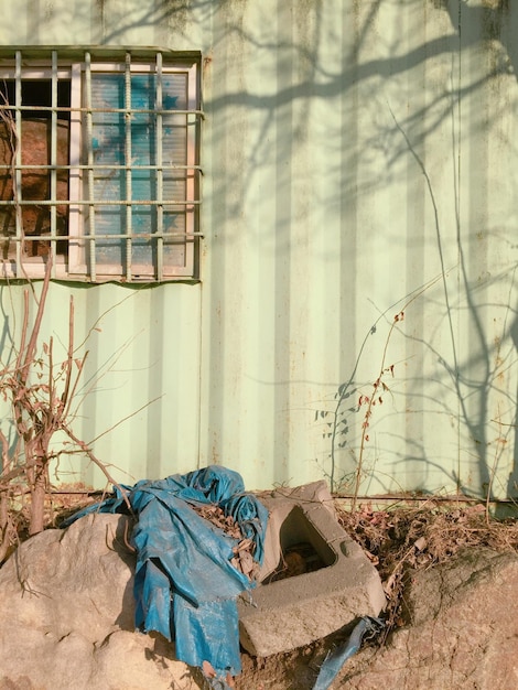 Foto janela de um edifício abandonado