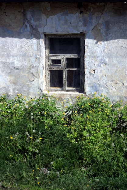 Janela de uma casa velha.