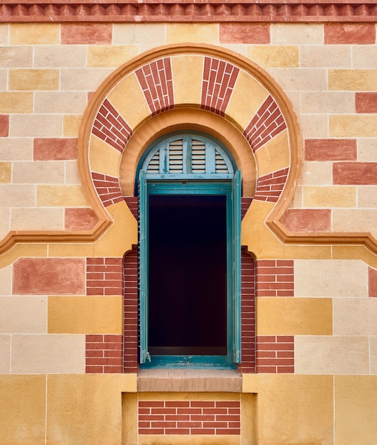 Janela decorada com arco colorido em estilo árabe