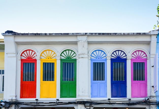 Janela em arco de madeira colorida em estilo chino português na cidade velha de Phuket, Tailândia